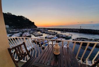 Angolo di Paradiso - Deluxe Holiday Home has Balcony rooms