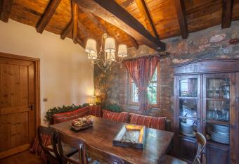 Villa Palaios Agios Athanasios has rooms with a private hot tub