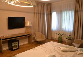 Casa Cranta has rooms with a private hot tub