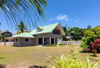 The Garden Villas - La Digue allows 18 year olds to book a room