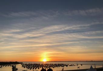 STUDIO FACE MER PORNICHET     VUE BAIE DE LA BAULE allows 18 year olds to book a room