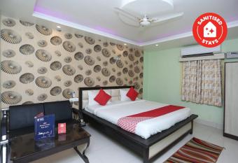 Super OYO Hotel Mega Palace allows 18 year olds to book a room