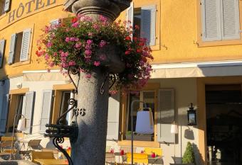 H  tel du Cygne has Balcony rooms