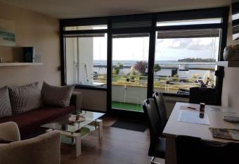 Appartement mit Balkon und Meerblick allows 18 year olds to book a room