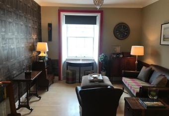 Central Apartment-Classic Style allows 18 year olds to book a room