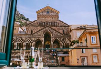 Albergo S. Andrea allows 18 year olds to book a room