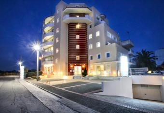 GK Airport Suites - Free Shuttle allows 18 year olds to book a room