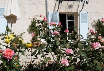 Chambre d h  te Montlivault / Chambord allows 18 year olds to book a room