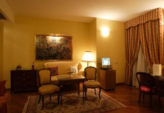 Hotel Tosco Romagnolo has rooms with a private hot tub