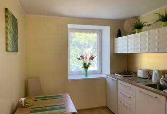 Excelent apartment with garden and free parking allows 18 year olds to book a room