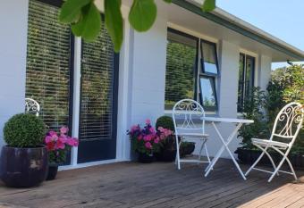 Dragonflycottagebnb allows 18 year olds to book a room