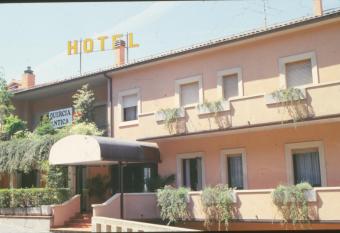 Hotel Quercia Antica has Smoking rooms