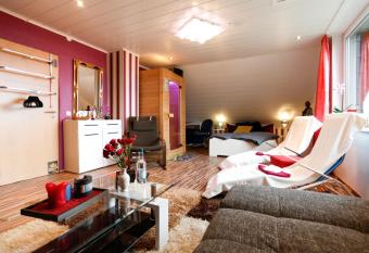 Entspannen,genie  en, einfach mal zur  cklehnen has rooms with a private hot tub