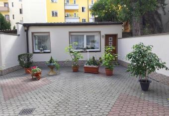 Singerstr 14 allows 18 year olds to book a room