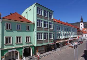 Hotel Kindler allows 18 year olds to book a room