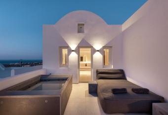 Secret View Hotel has rooms with a private hot tub