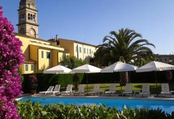 Albergo Roma allows 18 year olds to book a room