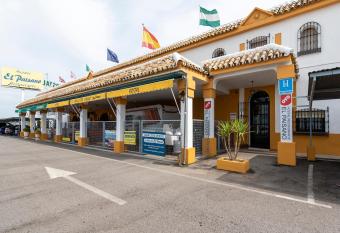 OYO Hostal El Paisano allows 18 year olds to book a room