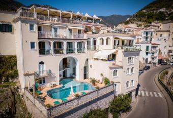Hotel Bonadies has Balcony rooms