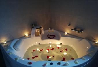 Balc  n de la Len allows 18 year olds to book a room