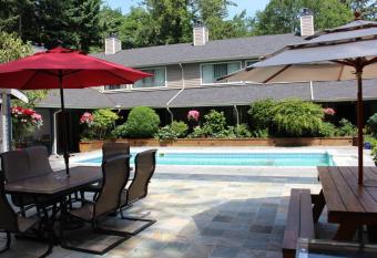 Sunshine Lodge Inn allows 18 year olds to book a room