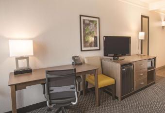 La Quinta Inn & Suites by Wyndham Arlington North 6 Flags Dr allows 18 year olds to book a room