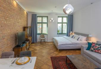 PROVENIR HOME STRZELECKA 25 allows 18 year olds to book a room