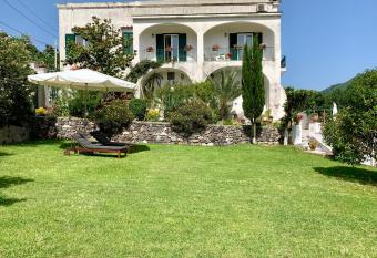 Villa Vincenzo Di Meglio has Balcony rooms