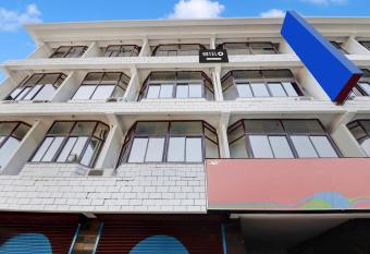 OYO Rvee s East Nada Near Railway Station allows 18 year olds to book a room