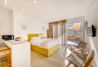 Maryflower Premium Apartments Piraeus has Balcony rooms