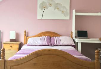 AVONDALE ACCOMMODATION allows 18 year olds to book a room