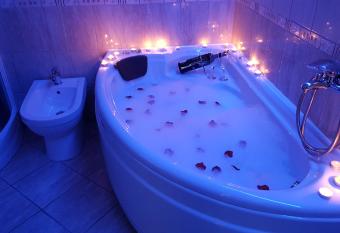 Petreski Apartments 1 has rooms with a private hot tub