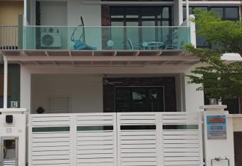 jesmine relax Homestay{ sky mirror } has Balcony rooms