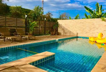 Koh Larn Riviera has Balcony rooms