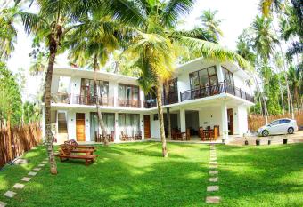 Bay Hiriketiya has Balcony rooms