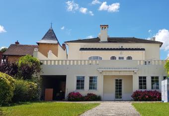 La Casa Blanca allows 18 year olds to book a room