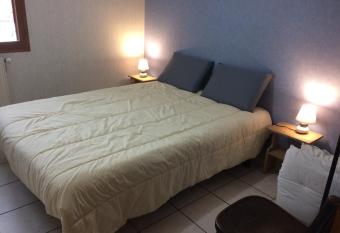 vue sur les montagnes dans maison au calme has Balcony rooms