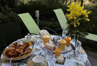 l Oustaou B&B Piscine & Spa has rooms with a private hot tub