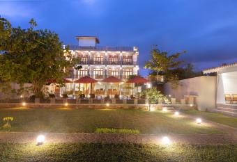 Samaraana has Smoking/Balcony rooms