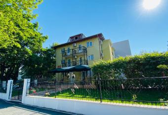Vila Yzabelle has Balcony rooms