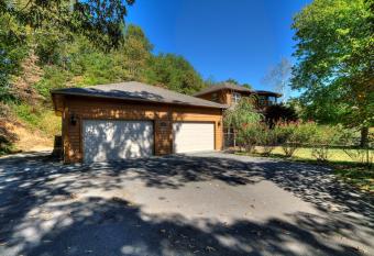 5Bedrooms*4KING BEDS*OUTSTANDING LOCATION*HotTub* has rooms with a private hot tub