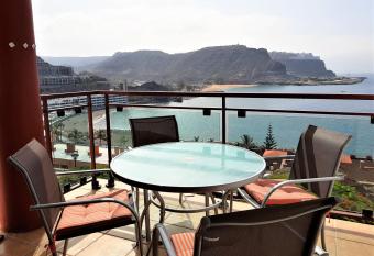 Su Eminencia - 5 star Playa Del Cura allows 18 year olds to book a room