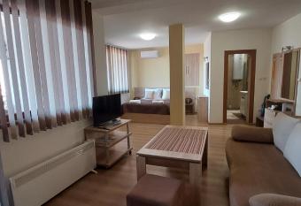 Studio Paradise has Balcony rooms