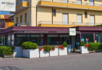 Albergo Ristorante Protti has Balcony rooms