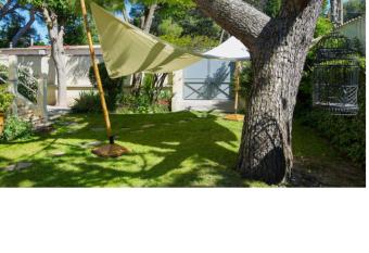 un petit coin de paradis avec piscine et parking allows 18 year olds to book a room