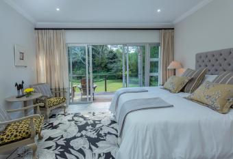 Tehillah Guest House has rooms with a private hot tub