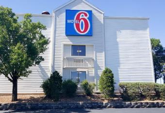 Motel 6 Maryland Heights Mo allows 18 year olds to book a room