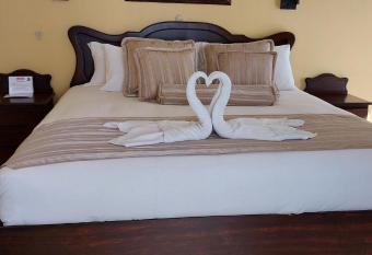 Lucky`s Hotel & Casino has rooms with a private hot tub