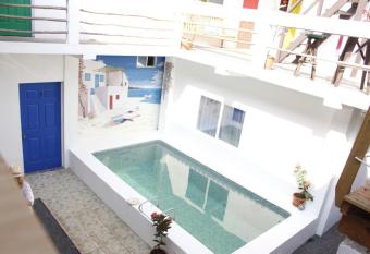 Santorini Lodge allows 18 year olds to book a room