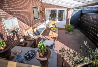 Studio Ana- Hata (vanuit het Hart    ) allows 18 year olds to book a room